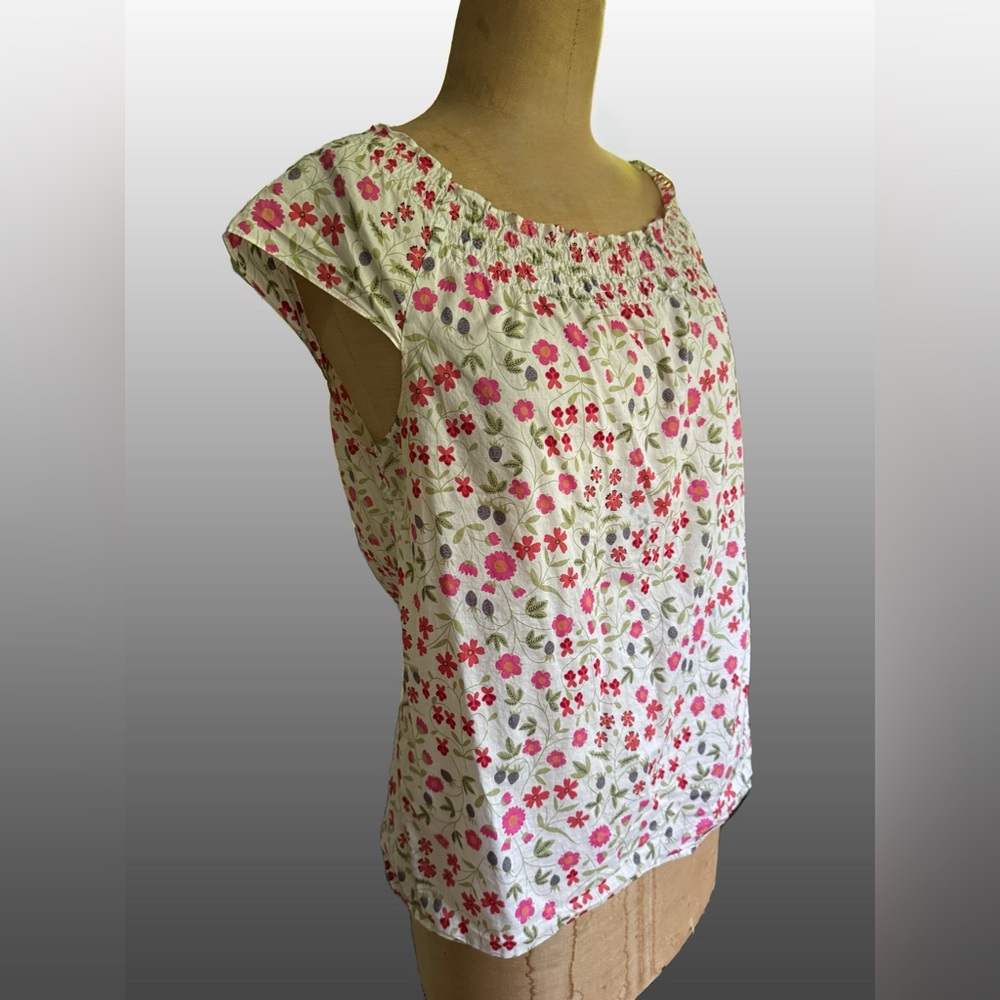 Theory Dark Pink White Green Floral Blouse.
Vintage Feel.